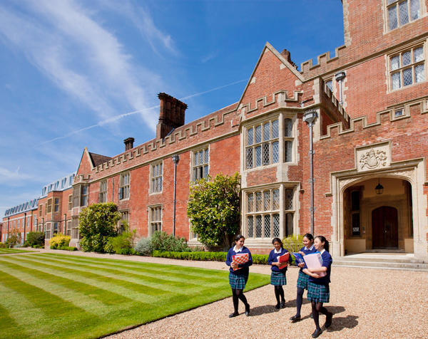 英国初中留学需要什么条件