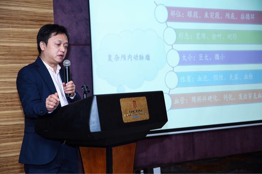 12月2日上午,王樑,赵天智,衡立君及张涛教授分别成功实时演示胶质瘤术