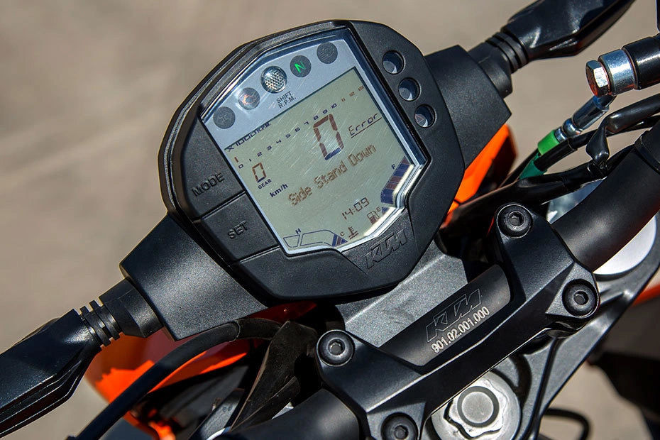 新款的250 duke和390 duke,除了车头大灯,仪表盘,和不同的油箱贴画