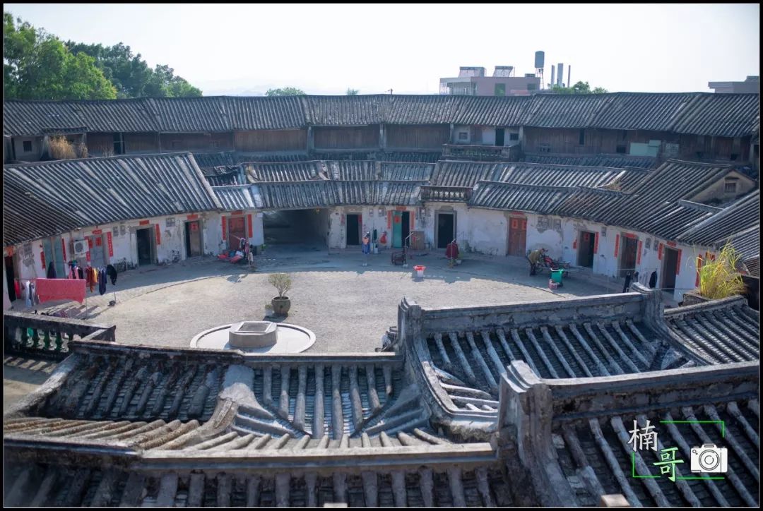 雍景山庄地方没有大自然那么大,旅游设施也没有那么齐全.