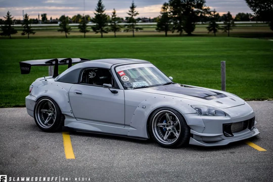 这辆 s2000 不仅整体风格非常精美,在细节之处的处理也十分细腻,总之