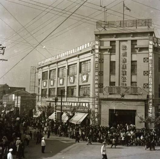 近日,省商务厅公布省级高品位步行街试点街区和培育街区名单,常州南