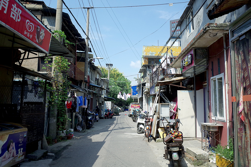 马路,人们把这条马路分成三段,分别叫做铁路北街,铁路中街和铁路南街