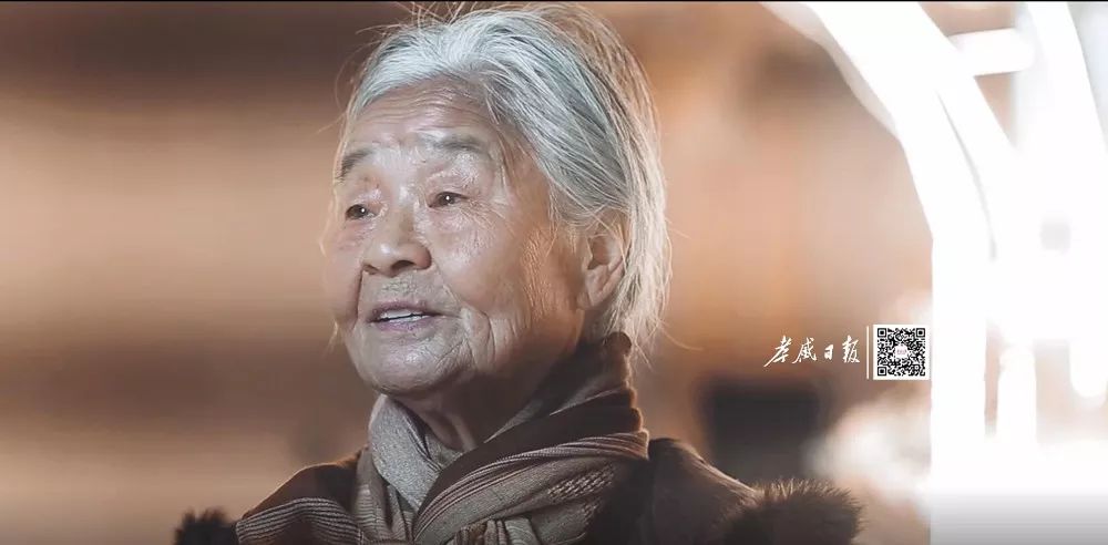 原来有1米58,年纪大了缩到1米55,而且我60岁就牙齿掉光了,成了瘪嘴,可