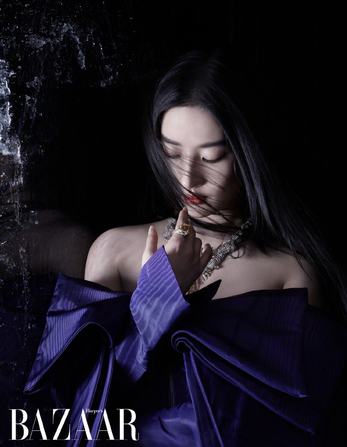 刘亦菲最新大片曝光 微微回眸现侧颜杀眼神超