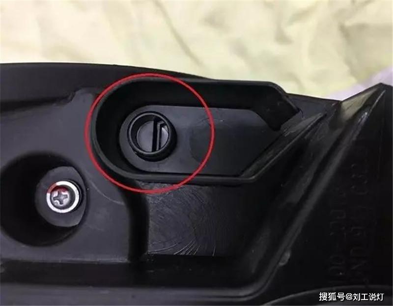 车灯起雾进水是什么原因?_大灯