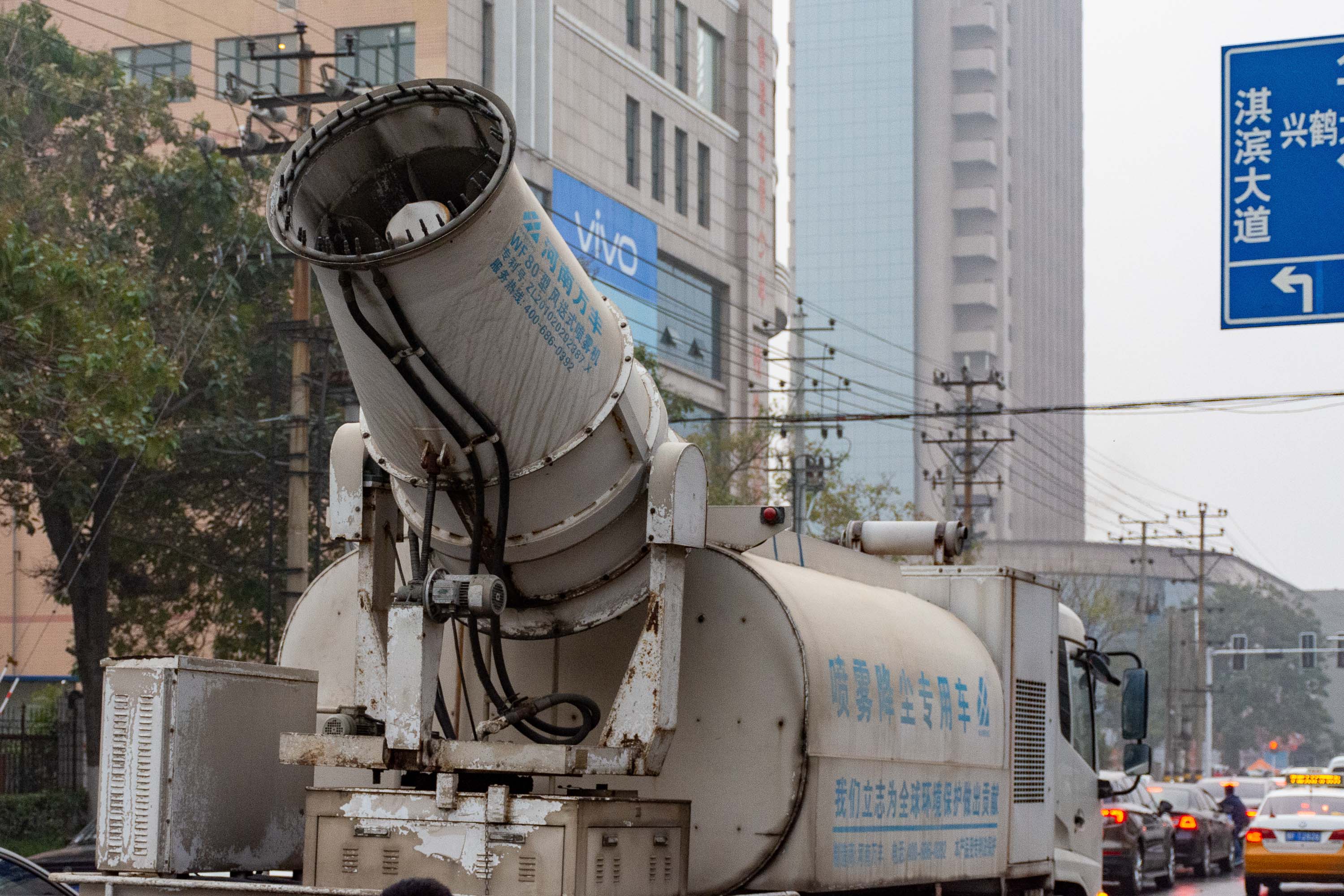 原创遍及全国各地的大炮车不射炮弹只喷水雾红灯前排队刷车