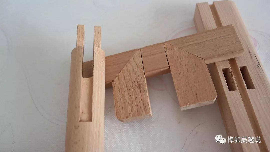 榫卯对白50式28夹头榫结构腿足上端开口嵌加牙条开燕尾槽装牙头