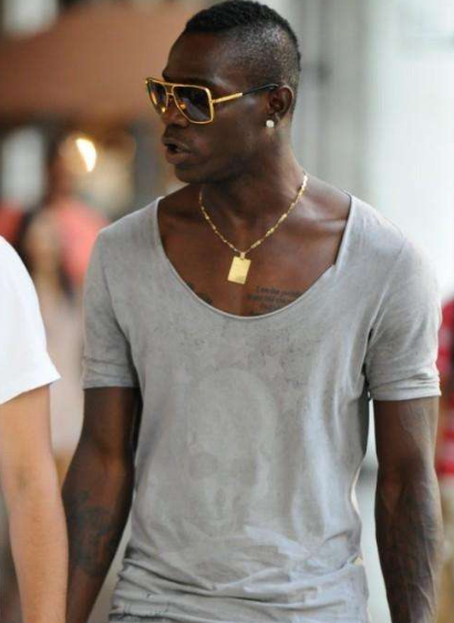 原创体坛巨星戴金项链有多浮夸?艾弗森戴4根 梅威瑟像戴围巾