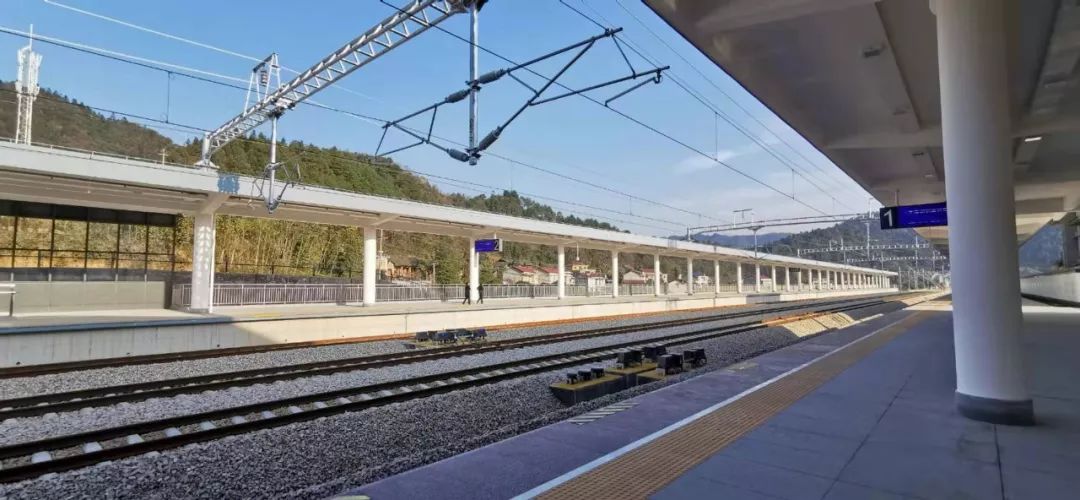 黔张常铁路试运行进行时牛车河站坐落在三市四县的诗与远方