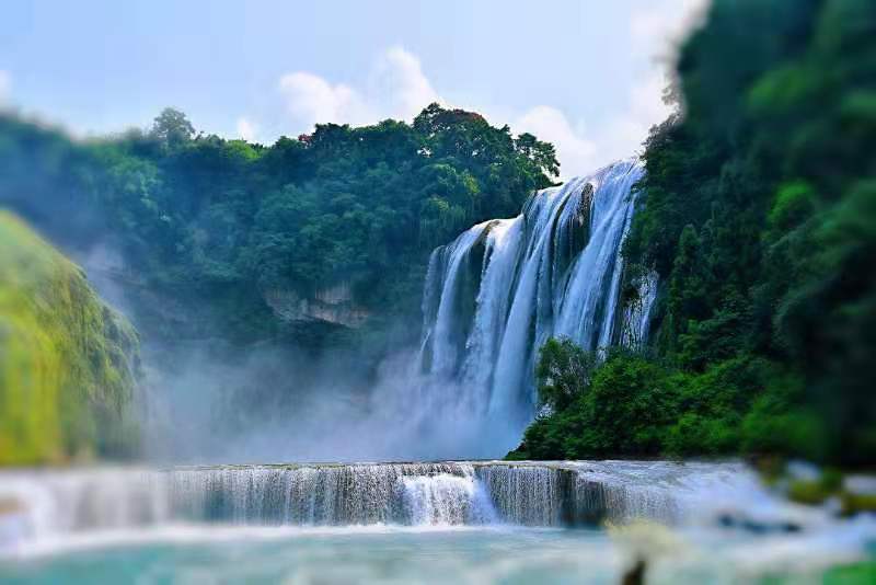 浩远川流终有志,缘归大海聚澜中.千重峭壁升银雾,万丈悬崖啸紫龙.