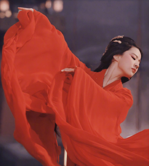 刘亦菲最新大片曝光 微微回眸现侧颜杀眼神超