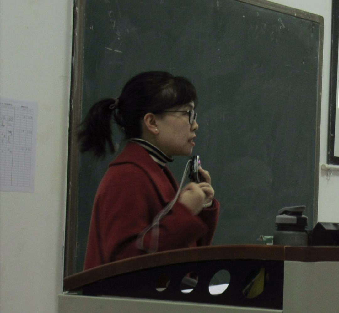 办公室主任兼团委书记汤瑞瑞讲解老师第三节课同时,科长张喆从表入里