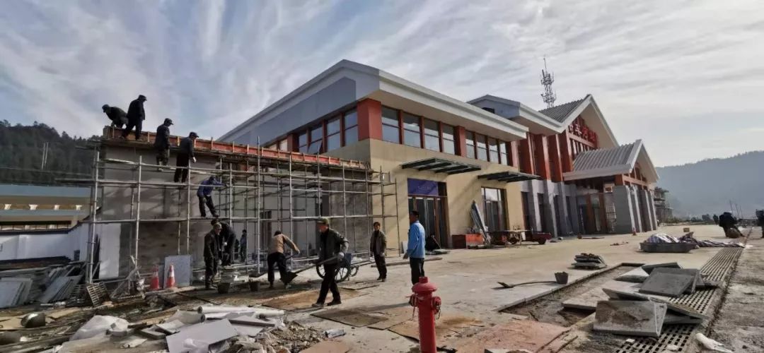 黔张常铁路试运行进行时牛车河站坐落在三市四县的诗与远方