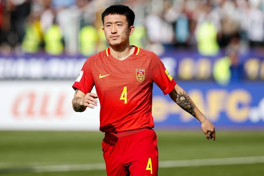 国足耻辱输球又输人姜至鹏强行解释然后才是他头碰到我的脚