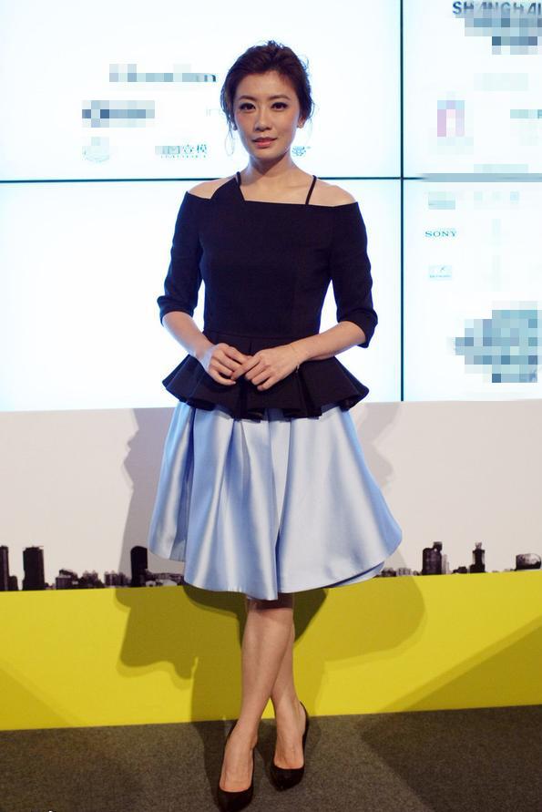 原创45岁贾静雯会玩,条纹毛衣叠穿格子大衣,黑丝秀腿意外美出新高度