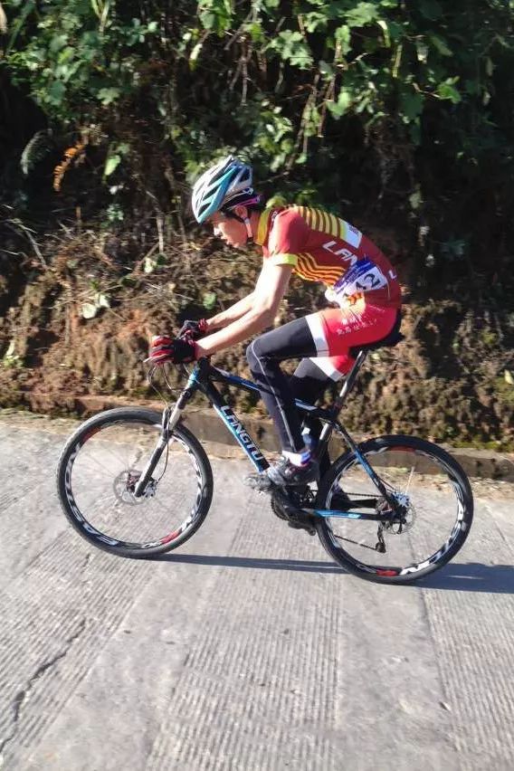 自2015年开始举办"云海梯田杯"山地自行车爬坡赛以来,深受省内外骑行