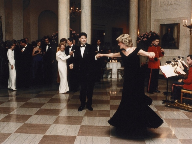 戴安娜白宫晚宴跳舞露肩裙拍卖遇冷，曾估值300多万_连衣裙