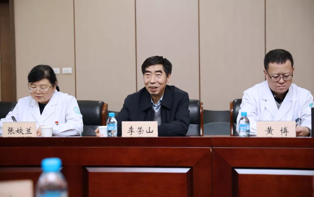 座谈会上,李荣山院长对考察组一行的到访表示热烈欢迎,他表示新疆生产