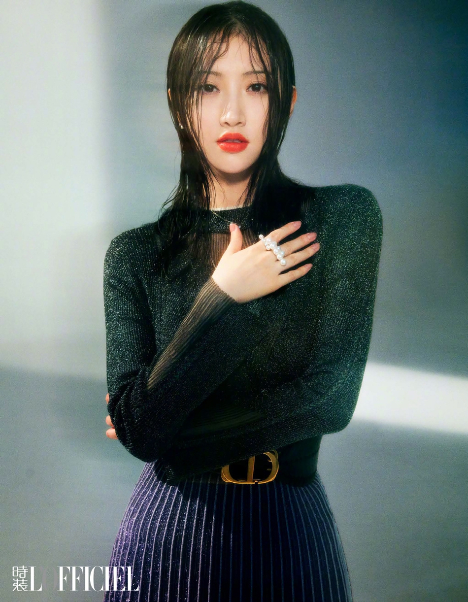 景甜西服配睡裙大玩混搭 浓妆湿发造型另类