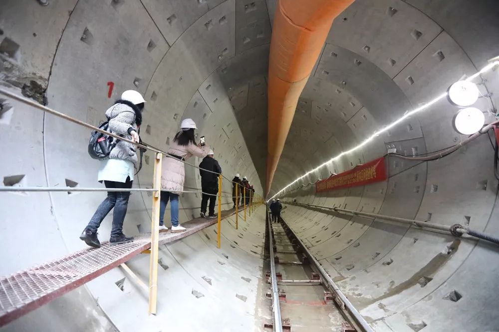 西安地铁开放日邀请市民网友代表走近5号线见证盾构机破土精彩瞬间