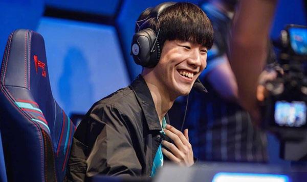 看着theshy开心的表情管理失控,观众们真的也忍不住笑了起来,这就是全