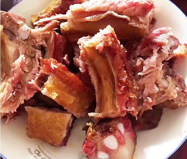 烟熏腊排骨色泽诱人香气扑鼻特别的好吃