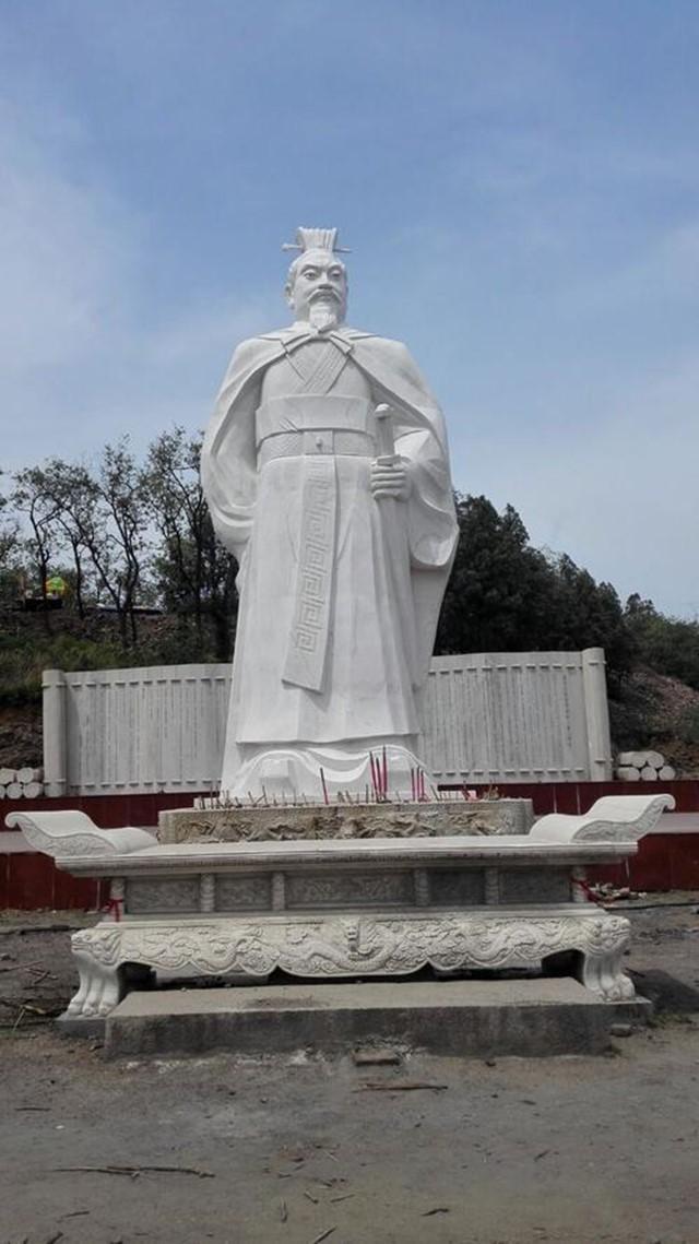 刘裕雕像此外,他的身份也是充满了神秘色彩,而关于刘裕说自己的祖先是