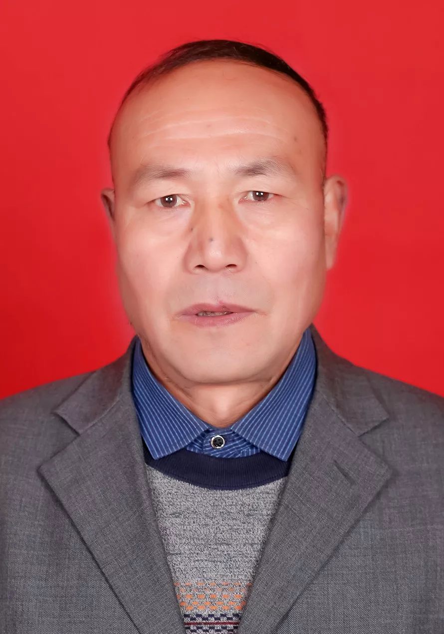 王永才,男,53岁,柳林镇汉封村党支部书记