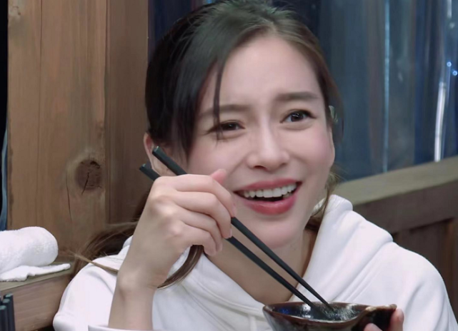 经常化浓妆有什么后果?杨颖与合伙人吃饭,镜头怼脸拍摄,暴露真实皮肤