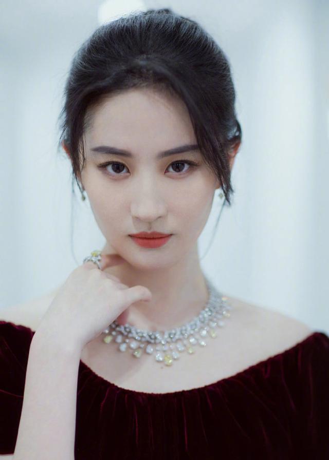 刘亦菲仙女人设崩塌近照失去磨皮滤镜脸部细节引争议