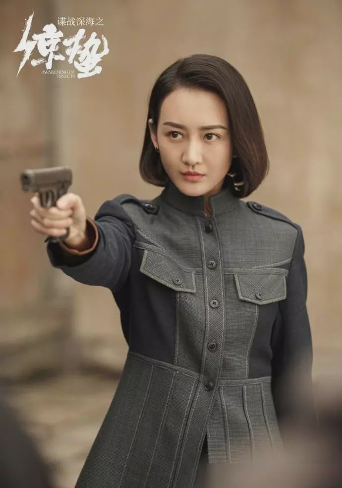 裙子开叉到大腿,肉眼可见全是大白腿,谁能顶得住啊