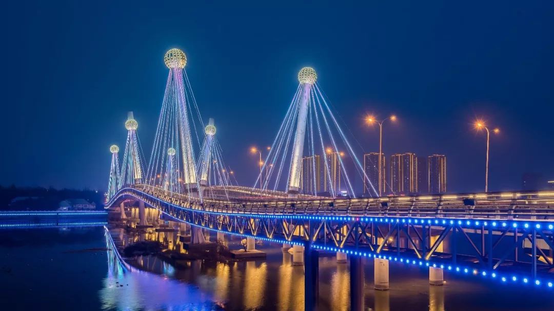 多维式便捷交通彩虹桥飞架毗邻人民路与析江路等城市主干道西峡恒大