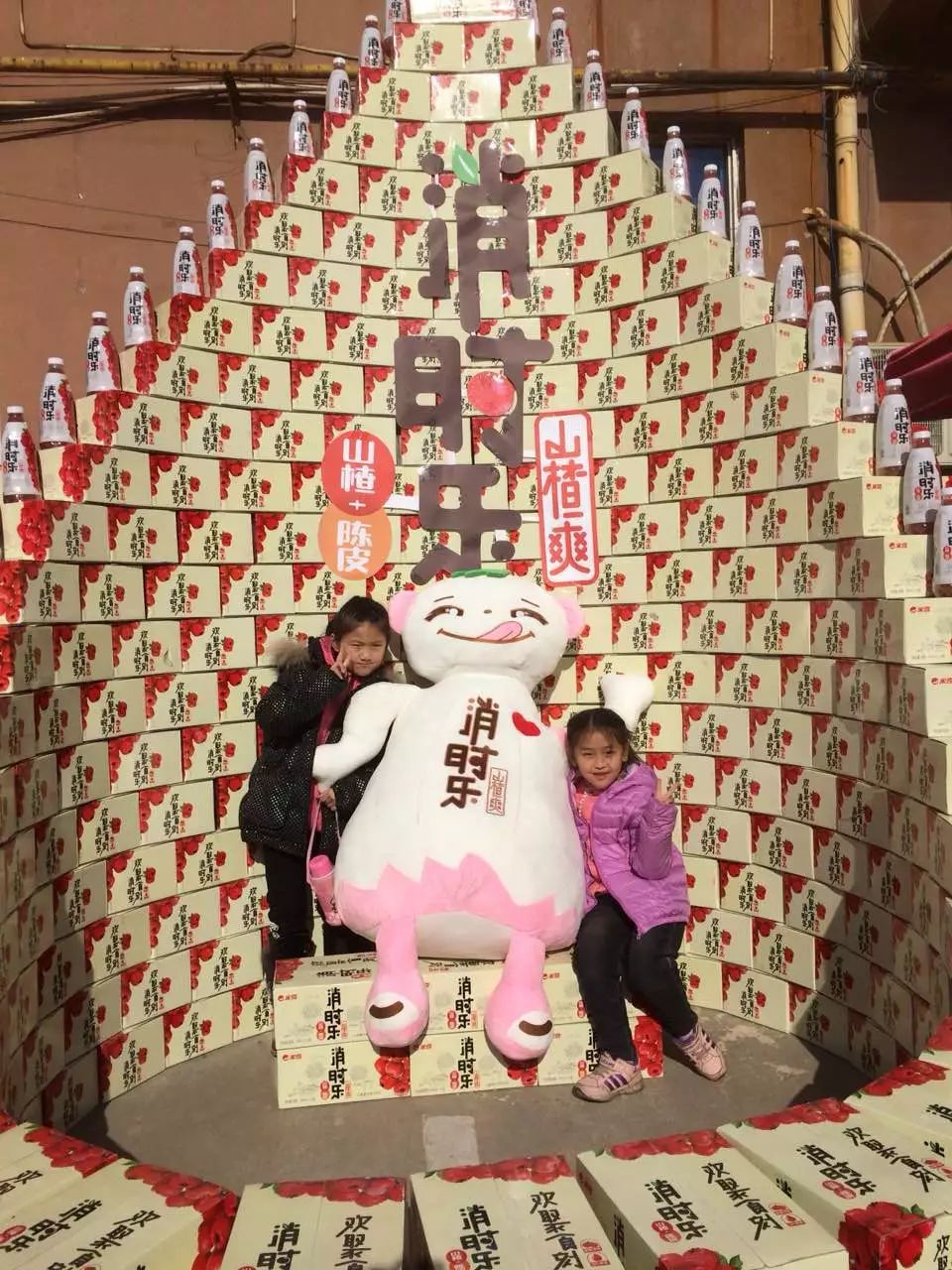 大面积异形陈列结合地方特色陈列千箱堆头5个错层提升气势万箱陈列