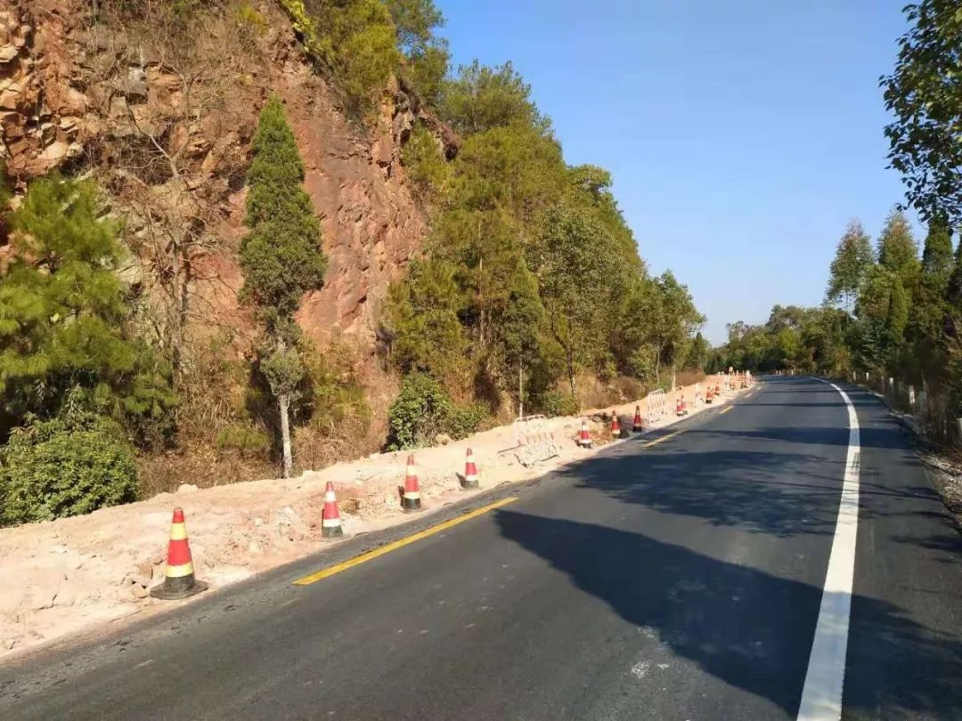 相互转告赣县g238国道山体出现裂缝需施工排险