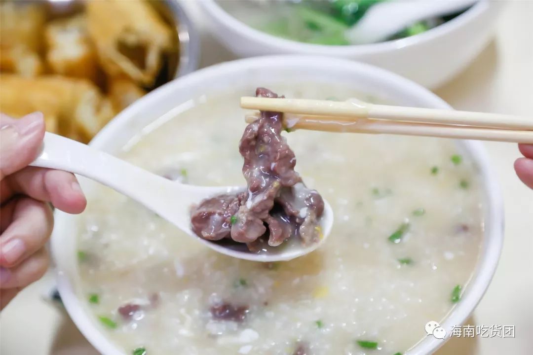 西门牛肉粥在海口粥界的地位不容置喙,招牌的牛肉粥每桌必点,大片大片