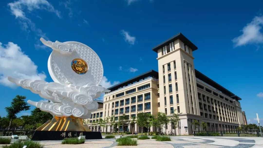 湖南岳阳市的历史教师谢试矛,为澳门粤华中学的同行们进行教学示范