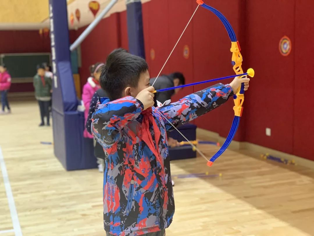 篮球馆的乒乓球区域,连续不断的击球让人看得人眼花缭乱.