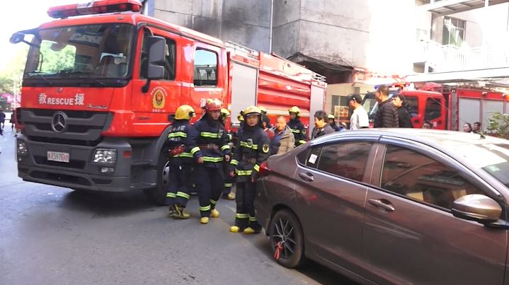 私家車亂停佔用消防通道消防車被堵請文明停車