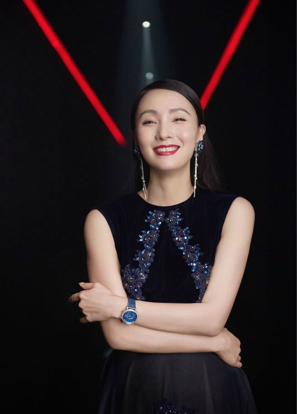 她是活泼好动的小燕子,也是多情倔强的依萍,更是不甘屈服的李红琴.