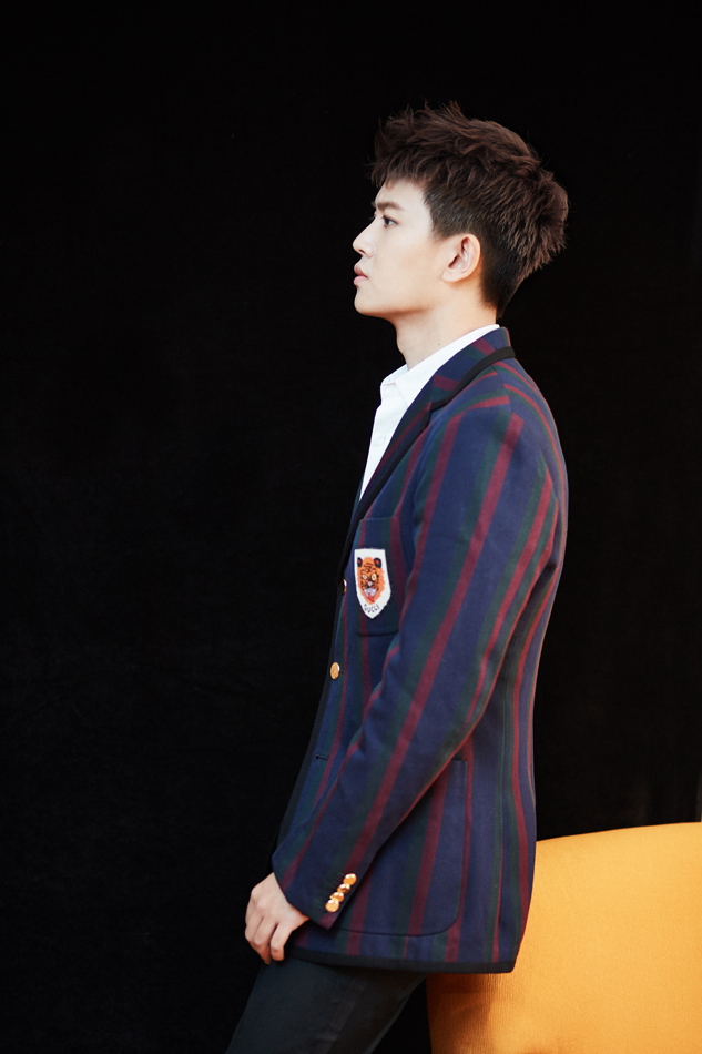 任嘉伦获年度活力艺人奖 学院风look温润明朗