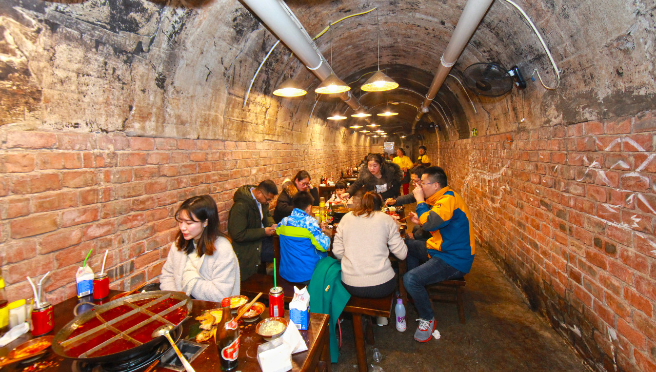勒家在沙坪坝防空洞里面的拆火锅与干将来推出联名款啤酒