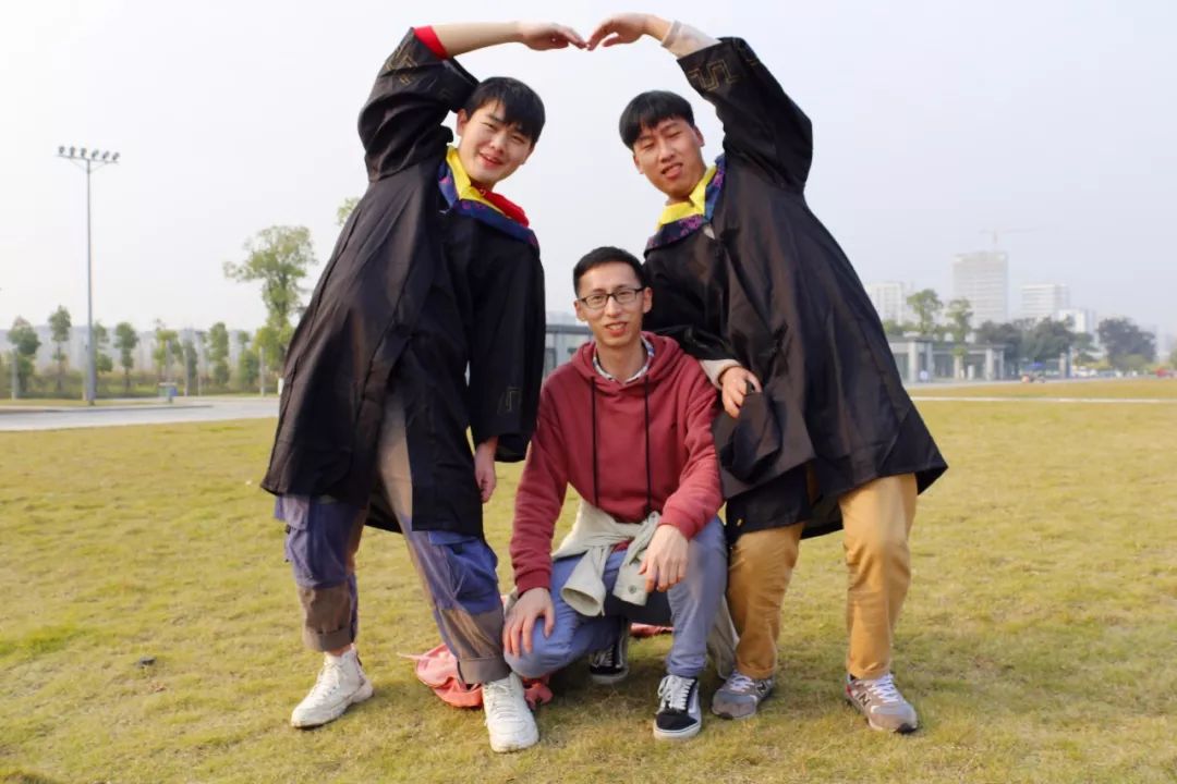 最具酷炫创意的毕业照姿势你get了吗