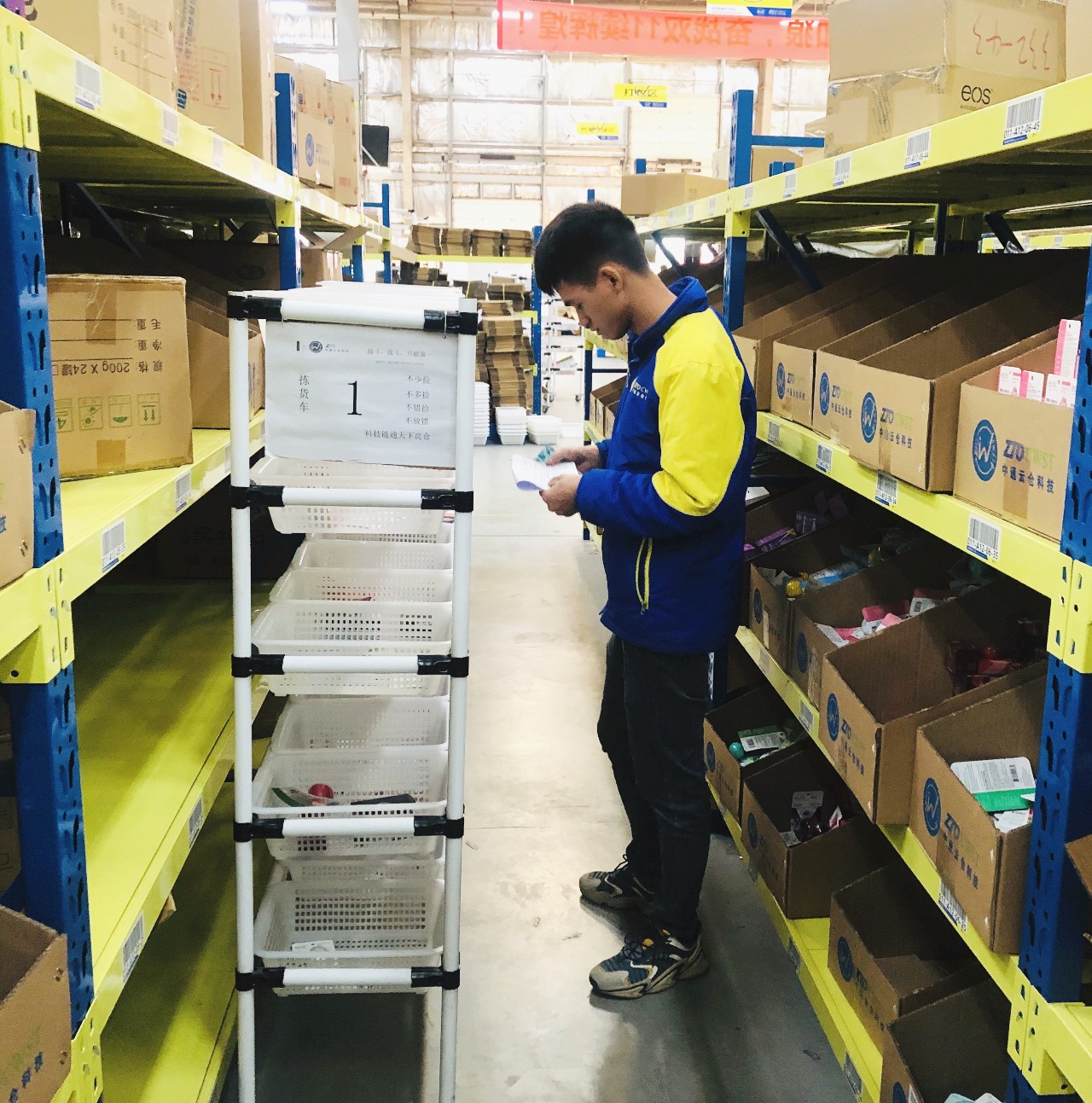 团队之间的配合与默契批量,抽检,码货在操作人员眼里也成了艺术品整齐