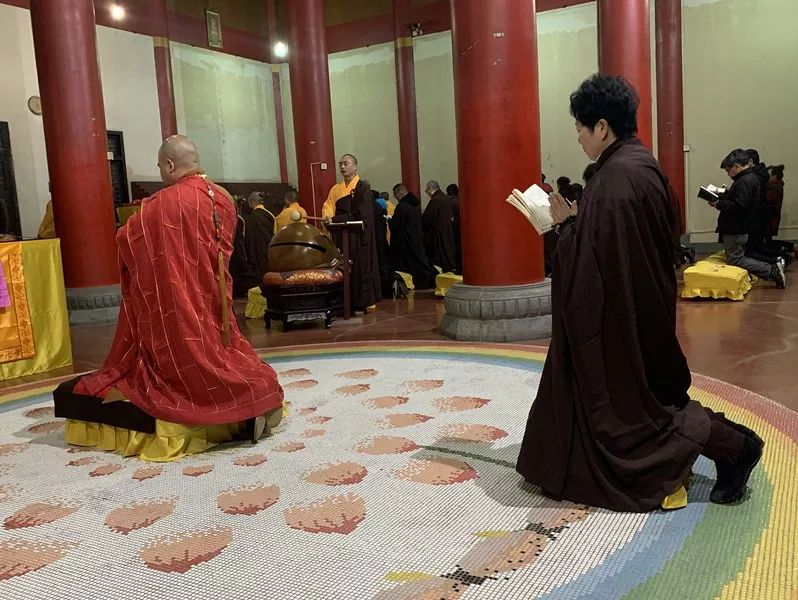 开封法师主法大众云集地藏宝殿 祝圣法会开始适逢阿弥陀佛圣诞日,宏觉