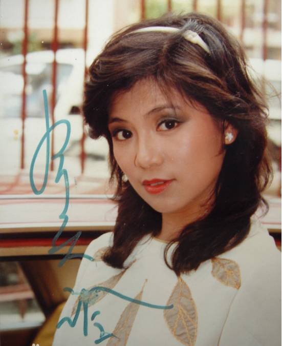 翁美玲亲笔签名的老照片,找出来不容易,收好了