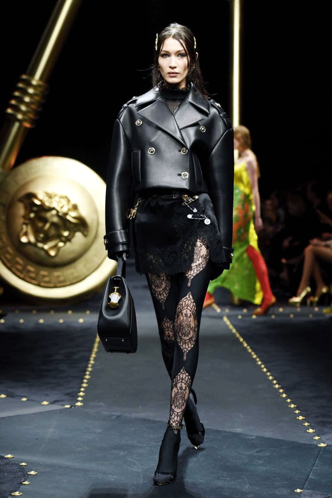 现在已经可以使出剪刀腿……两年前在秀场上"打群架",赘肉没了,米米