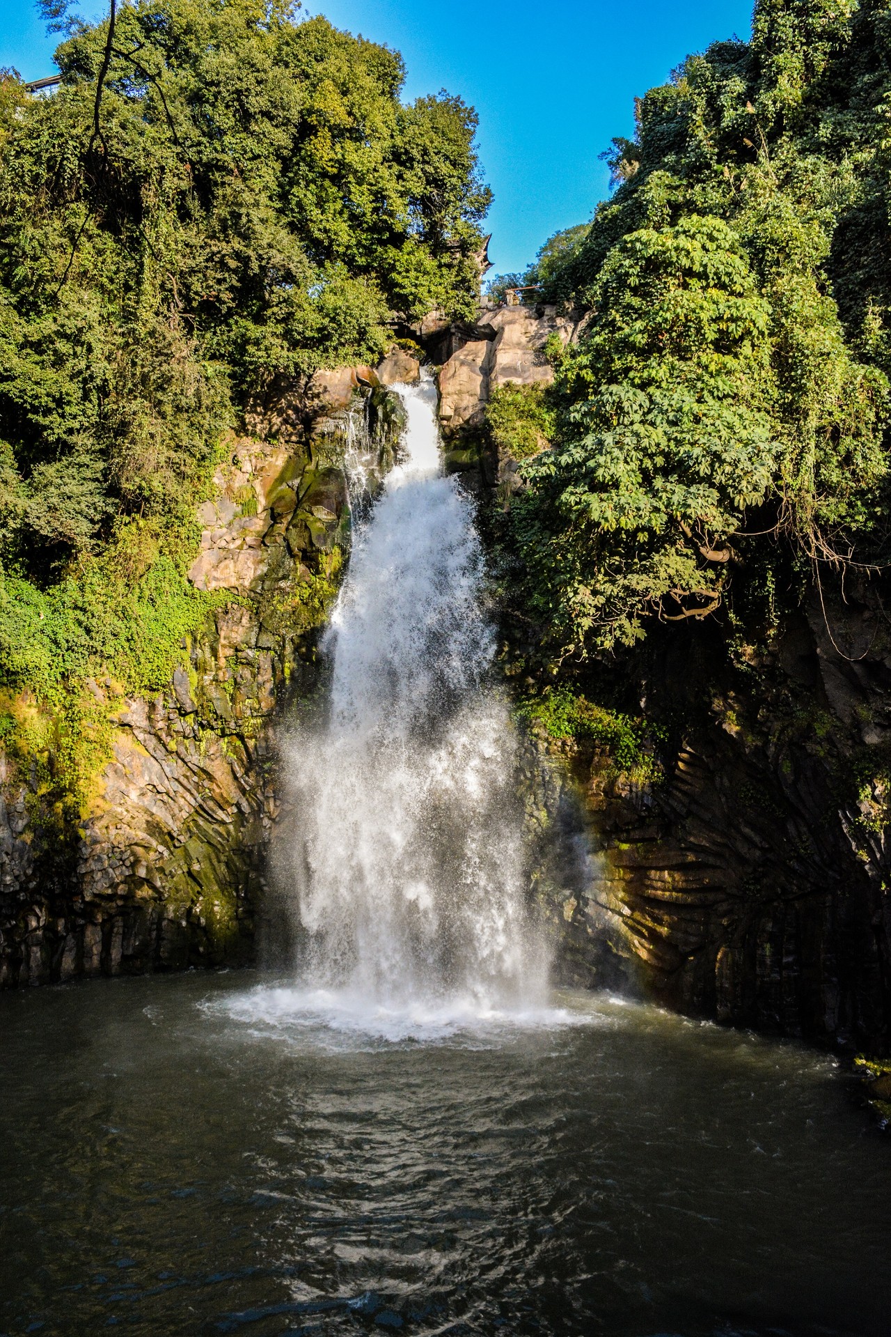 一水喧腾丨中国唯一的城市瀑布