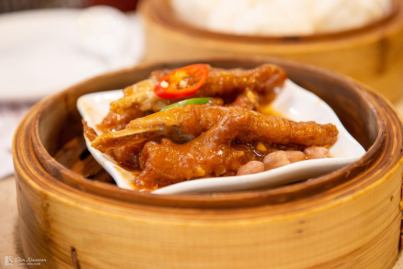 虾饺,干蒸烧卖,叉烧包和蛋挞是广东早茶四大天王,除此之外,经典的凤爪