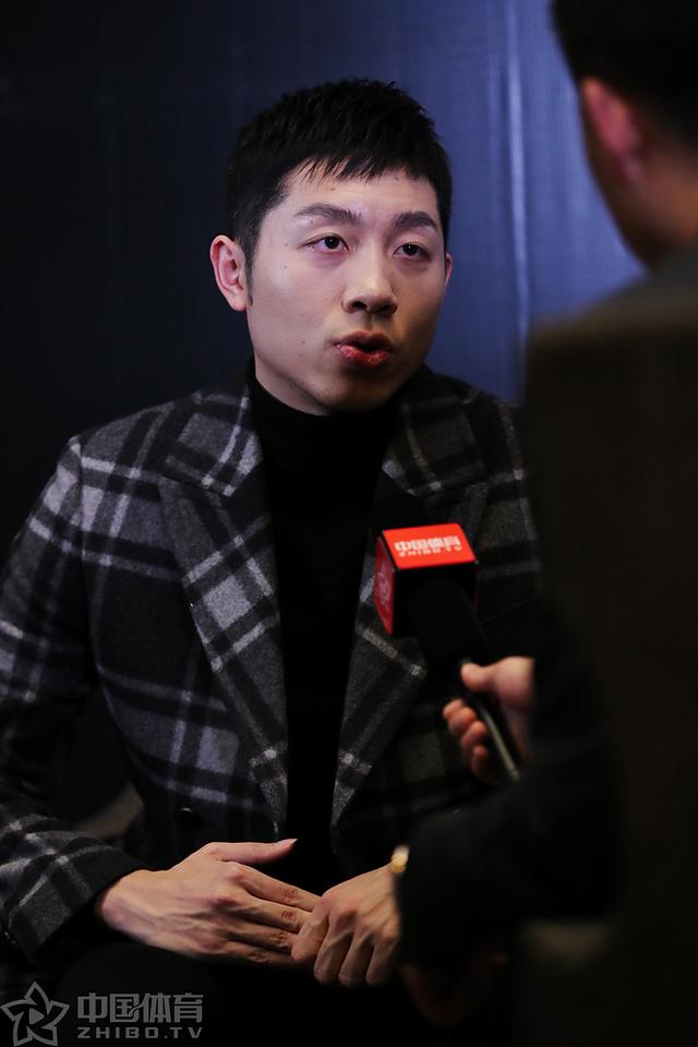 获奖后许昕表示:没想到自己会获得这一奖项,在全场都穿西装的情况下